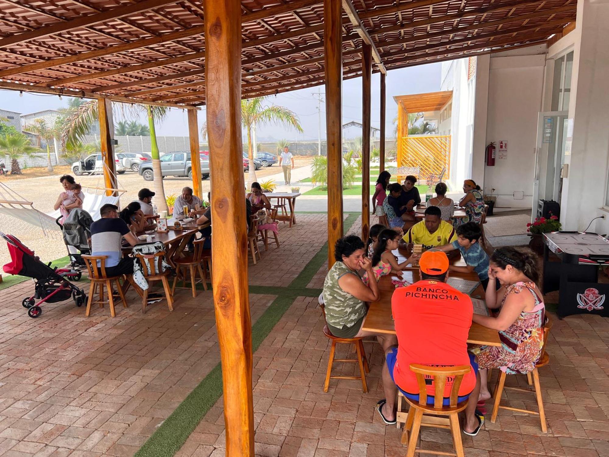 Ohana Beach Hotel Playas Bagian luar foto